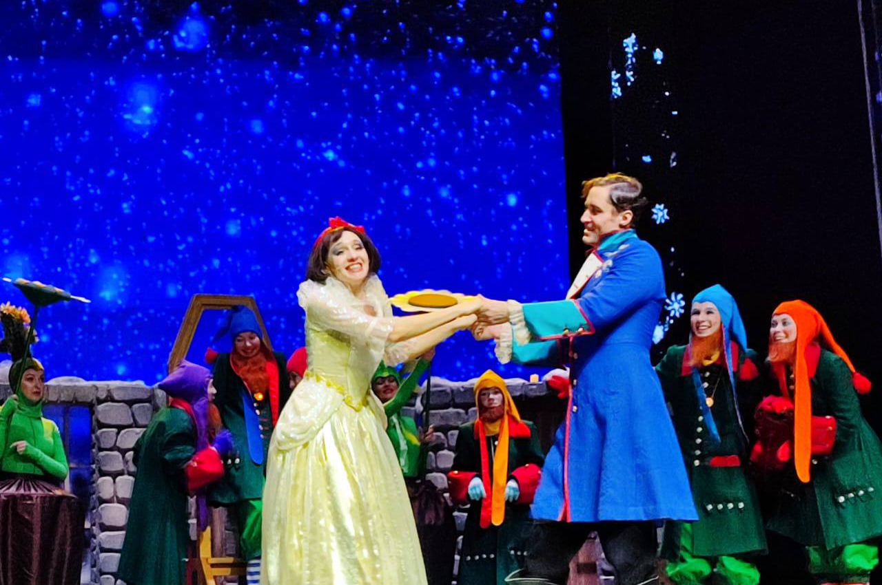 Театр имени М. Горького подарил детям Артёмовского городского округа новогоднюю сказку!